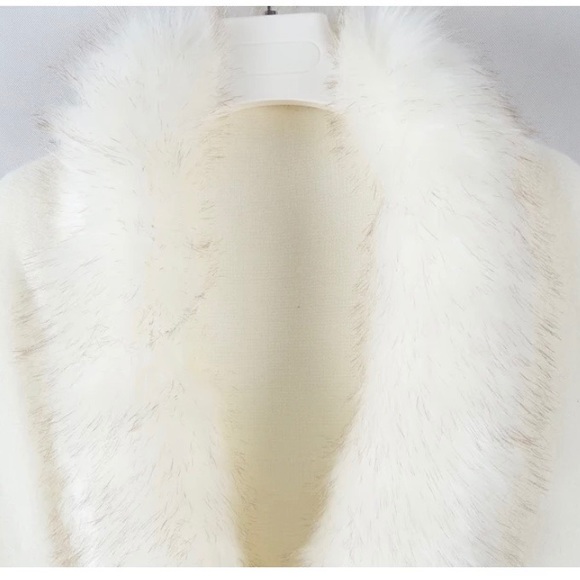 🥂THE AUDREY🥂WHITE FAUX FUR TRIMMED LAYERED CAPE - Picture 9 of 10